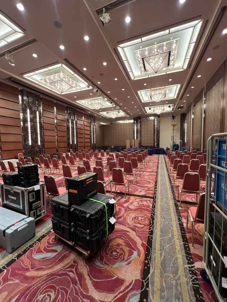 シャンデリア等でゴージャス感がある披露宴会場でした。