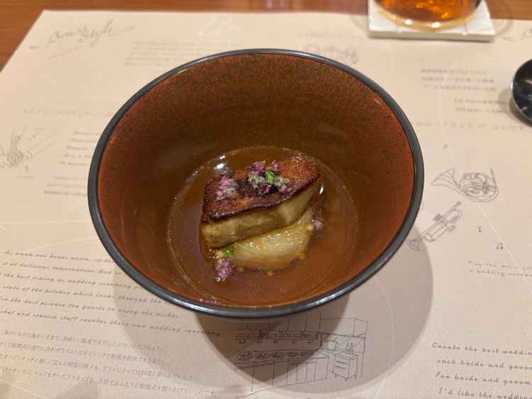 フォアグラのお茶漬けです。しその風味が効いていて感動的な美味しさでした。