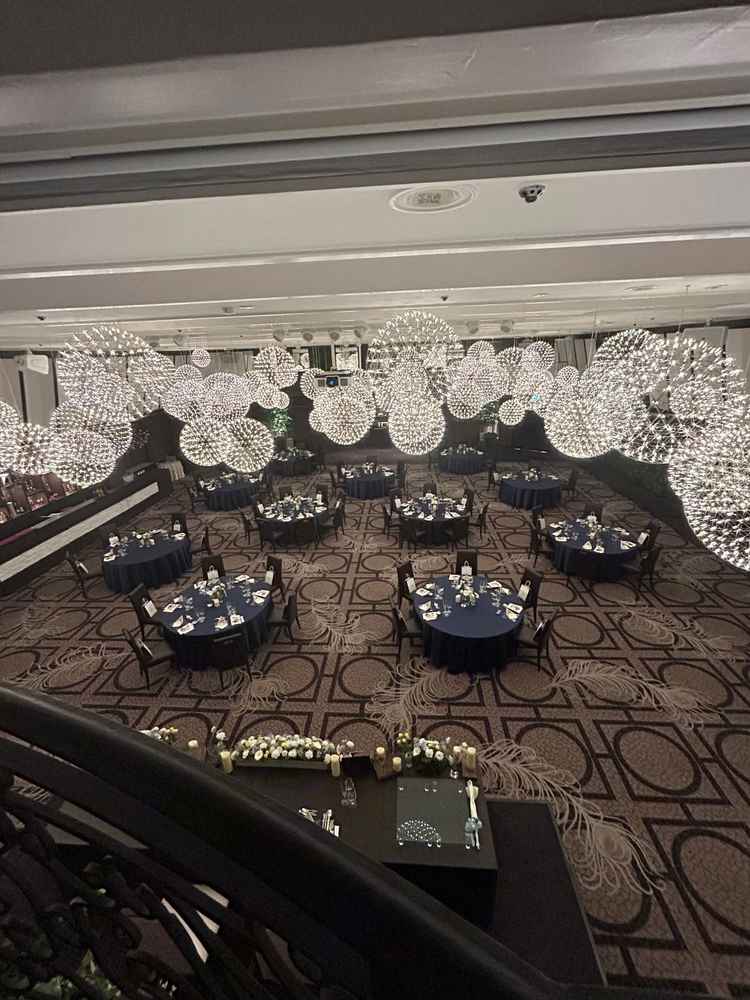 階段から見た披露宴会場
