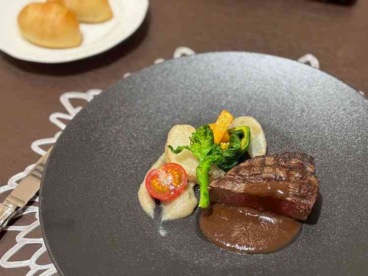試食会での牛肉とパン。味付けもしっかりめでお箸が進む一品でした。美味しかったです。
