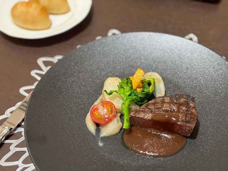 試食会での牛肉とパン。味付けもしっかりめでお箸が進む一品でした。美味しかったです。