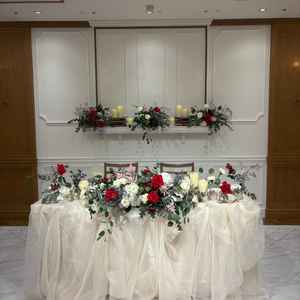 披露宴会場の高砂。ガーデンに繋がる窓側に高砂を設けることもできる。