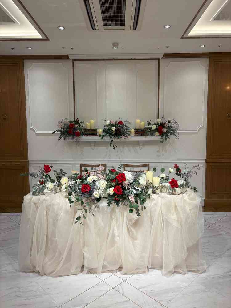 披露宴会場の高砂。ガーデンに繋がる窓側に高砂を設けることもできる。