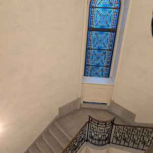 内階段。式当日に2人で写真を撮れる。階段にドレスが広がってとても素敵。