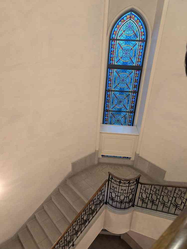 内階段。式当日に2人で写真を撮れる。階段にドレスが広がってとても素敵。