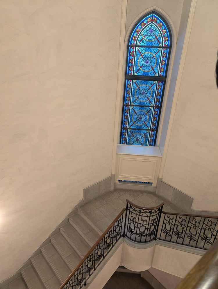 内階段。式当日に2人で写真を撮れる。階段にドレスが広がってとても素敵。