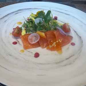 お料理の試食。お洒落に盛り付けされていて、サーモンが美味しかったです。