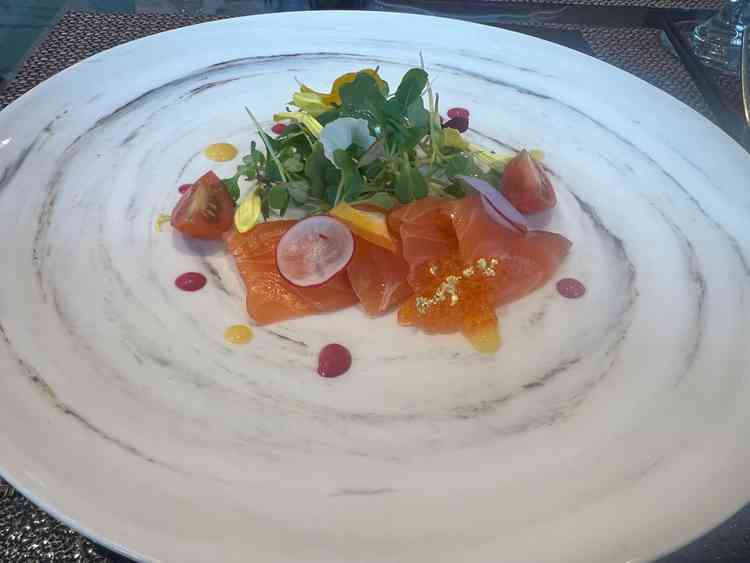 お料理の試食。お洒落に盛り付けされていて、サーモンが美味しかったです。