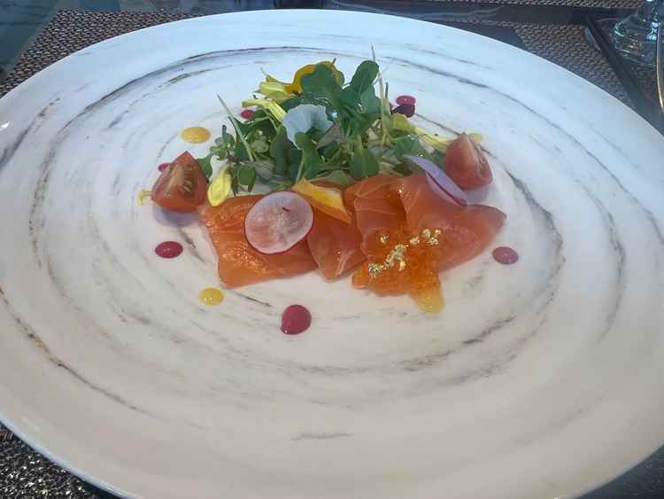 お料理の試食。お洒落に盛り付けされていて、サーモンが美味しかったです。