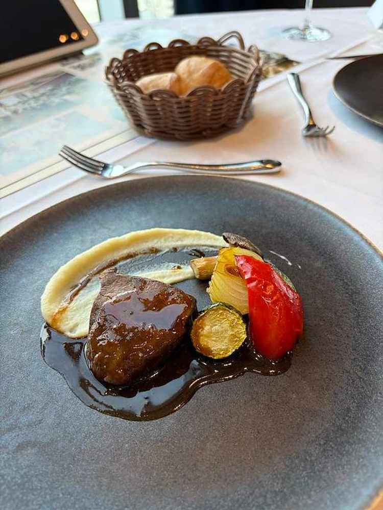 肉料理の試食の写真。お肉が柔らかく、とても美味しかったです。