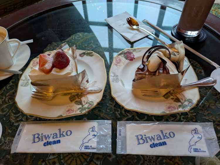 ラウンジでケーキをいただきました。とても美味しかったです。