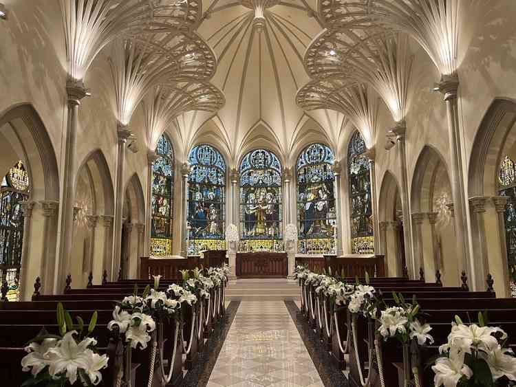 ステンドグラスが重厚で美しいセントグレース大聖堂。