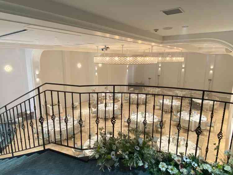 階段から見渡した披露宴会場