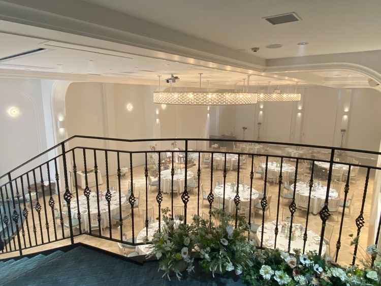 階段から見渡した披露宴会場