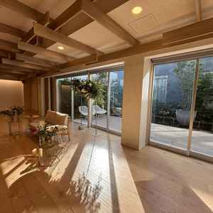 木漏れ日が入る披露宴会場の様子。新郎新婦が座る席