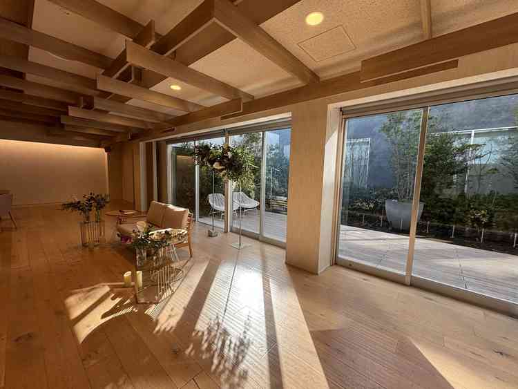 木漏れ日が入る披露宴会場の様子。新郎新婦が座る席