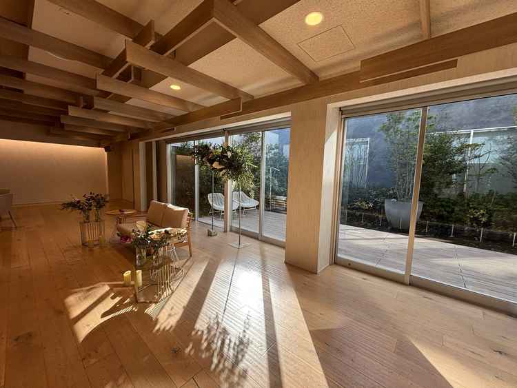 木漏れ日が入る披露宴会場の様子。新郎新婦が座る席