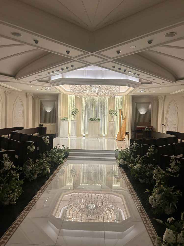 唯一無二のホームベース型のチャペル⛪️✨幅広のバージンロード、吹き抜けのシャンデリア黄金のハーブが◎
