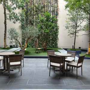 中庭があり、ガーデンを使用した演出ができる。披露宴会場のすぐ隣で、広さがあるので使用しやすい印象。