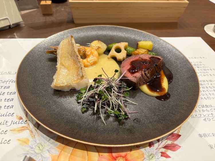 お箸で食べられるフレンチジャポネとのこと。敷居が高くなくて嬉しいです。