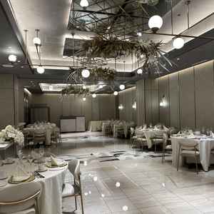 披露宴会場は広く、飾り付けがシンプルでもとてもおしゃれな雰囲気でした。