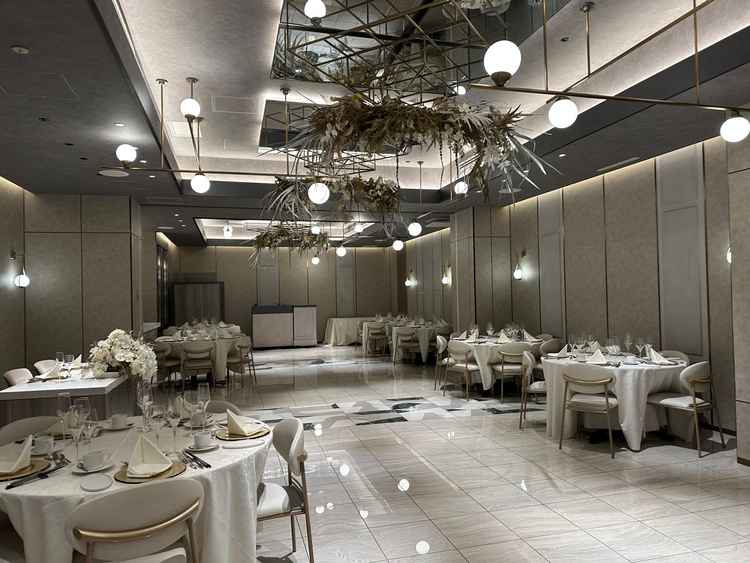 披露宴会場は広く、飾り付けがシンプルでもとてもおしゃれな雰囲気でした。