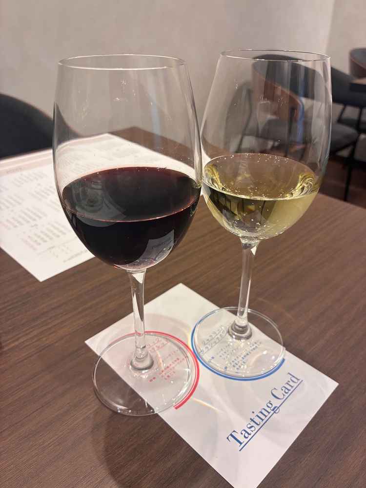 メインに合わせてワインが2種。貴重なものらしく飲みやすく美味しかった。、