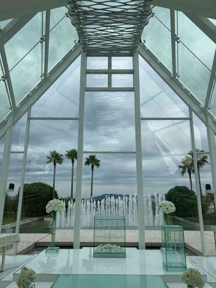 海の見えるチャペルです。あいにく曇り空でしたが、写真より明るく見えました。