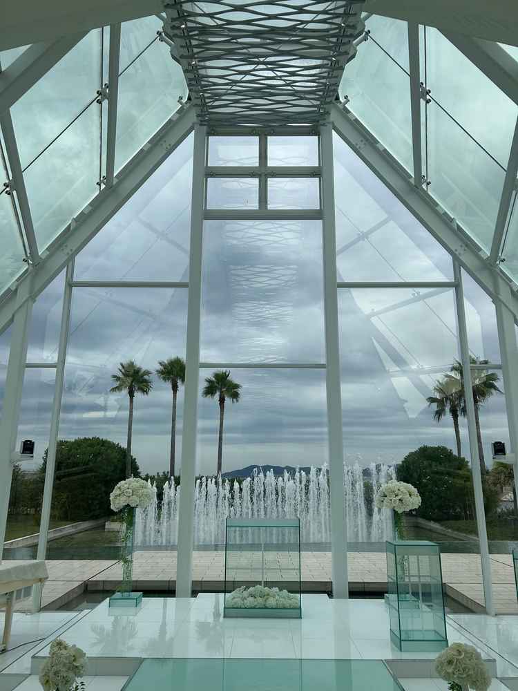 海の見えるチャペルです。あいにく曇り空でしたが、写真より明るく見えました。