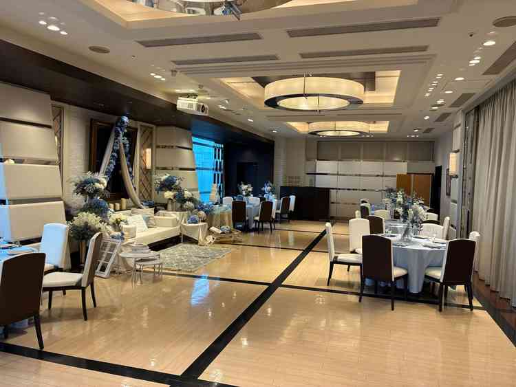 披露宴会場の写真です。青と白を基調にした部屋みたいです。