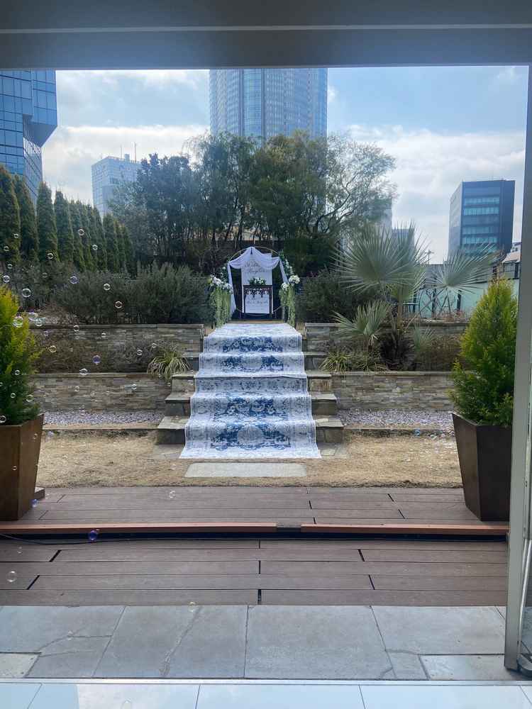 挙式会場。天気後良い日は絶対ここがいいです！シャボン玉での入場もあります！