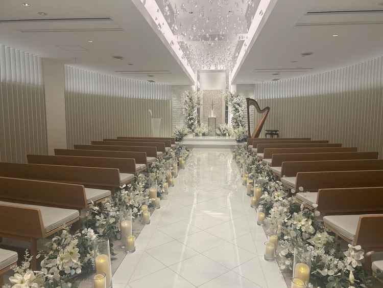 チャペルは白を基調としており、天井のクリスタルも綺麗でした。