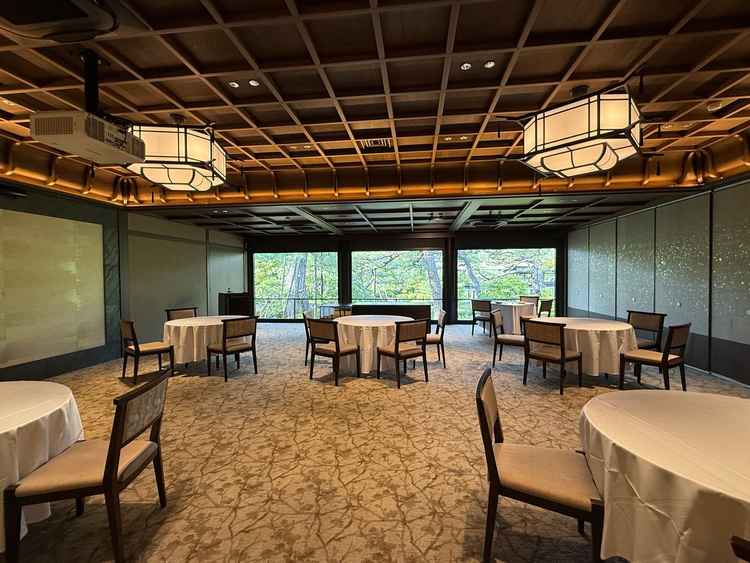披露宴会場その一。３０名程度の会場で背景には美しい庭園が広がる。