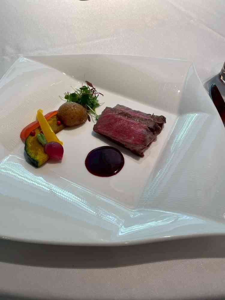 メイン料理お肉の量も充分で、料理長の方ともお話できた。