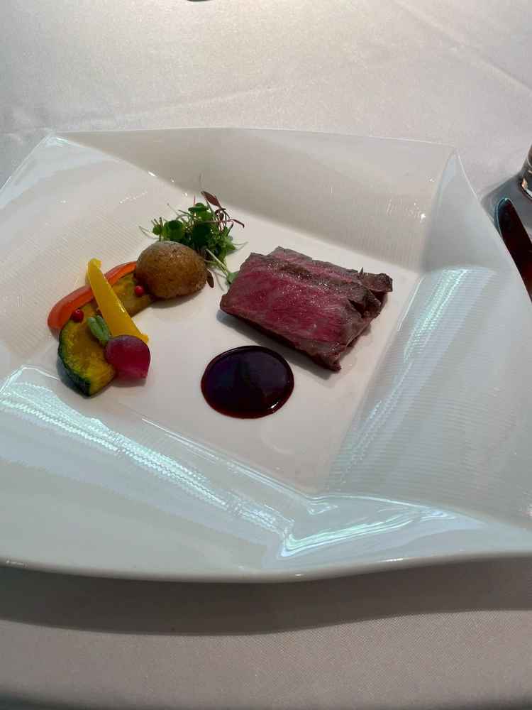 メイン料理お肉の量も充分で、料理長の方ともお話できた。