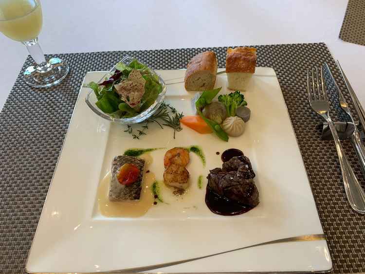 魚と和牛のメインを詰め合わせた料理。とてもおいしかった。