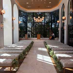 チャペルの写真。屋根が低いものの、背もたれがないことや自然の木々が見えることで開放感がありました。