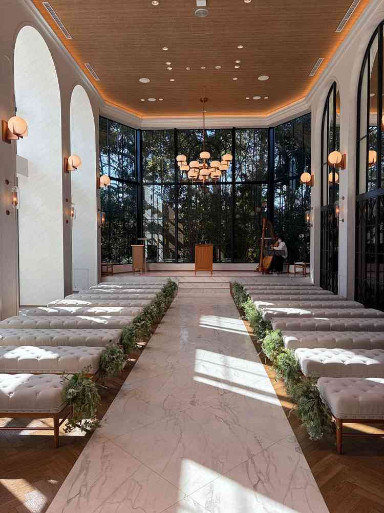 チャペルの写真。屋根が低いものの、背もたれがないことや自然の木々が見えることで開放感がありました。