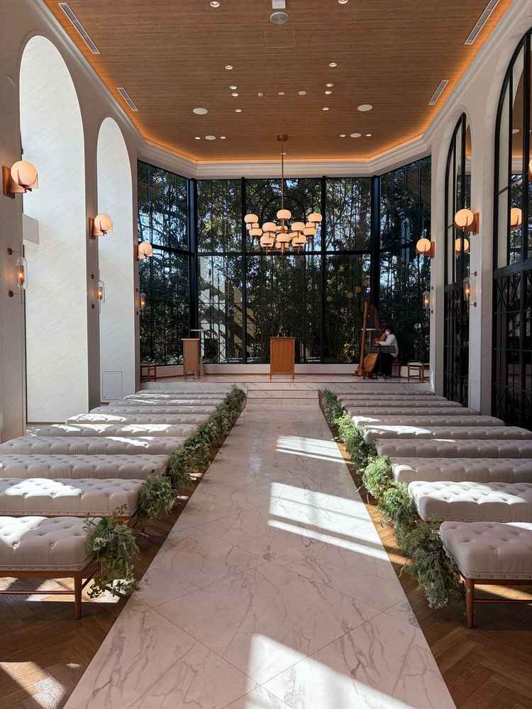 チャペルの写真。屋根が低いものの、背もたれがないことや自然の木々が見えることで開放感がありました。