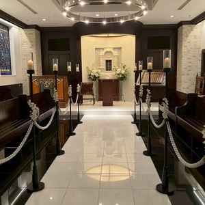 チャペルはゲスト席が対面式になっており、アットホームな雰囲気。頭上のシャンデリアはリングのデザイン。