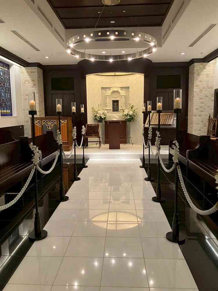 チャペルはゲスト席が対面式になっており、アットホームな雰囲気。頭上のシャンデリアはリングのデザイン。