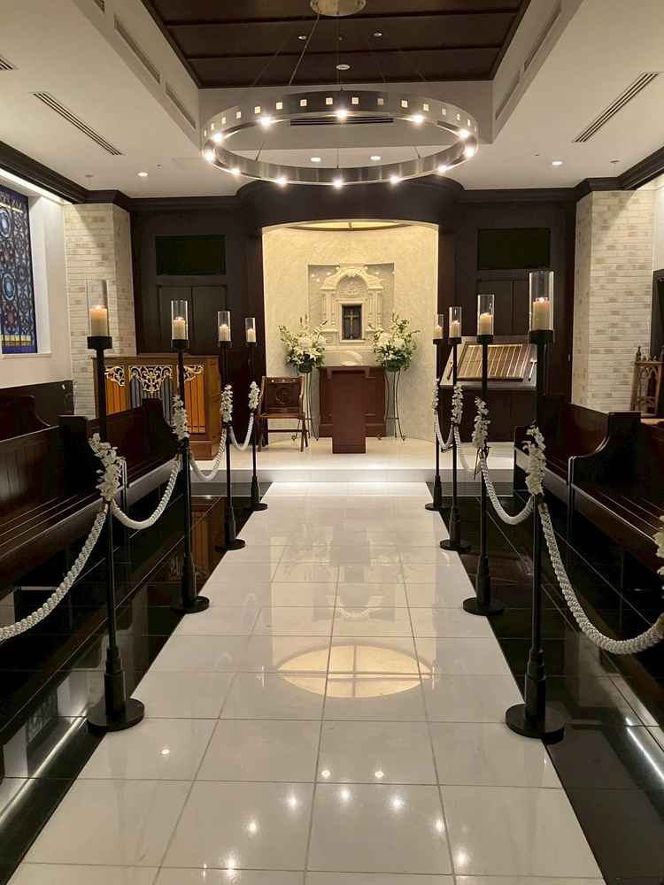 チャペルはゲスト席が対面式になっており、アットホームな雰囲気。頭上のシャンデリアはリングのデザイン。