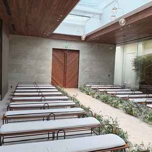 ガラス張りのチャペル。天井もガラスで雨の日でも明るい。