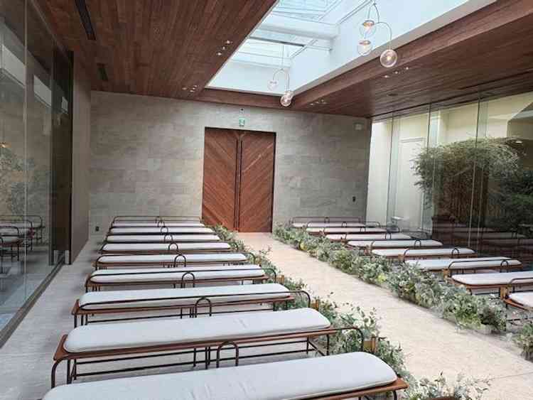 ガラス張りのチャペル。天井もガラスで雨の日でも明るい。