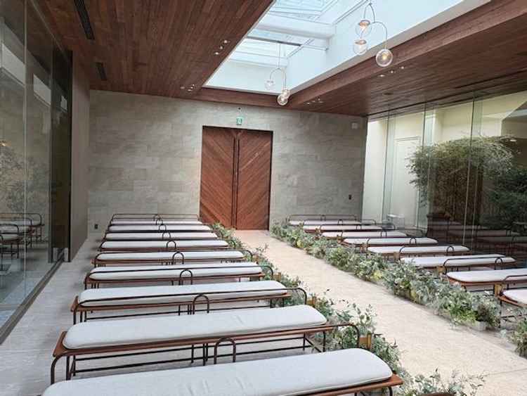 ガラス張りのチャペル。天井もガラスで雨の日でも明るい。