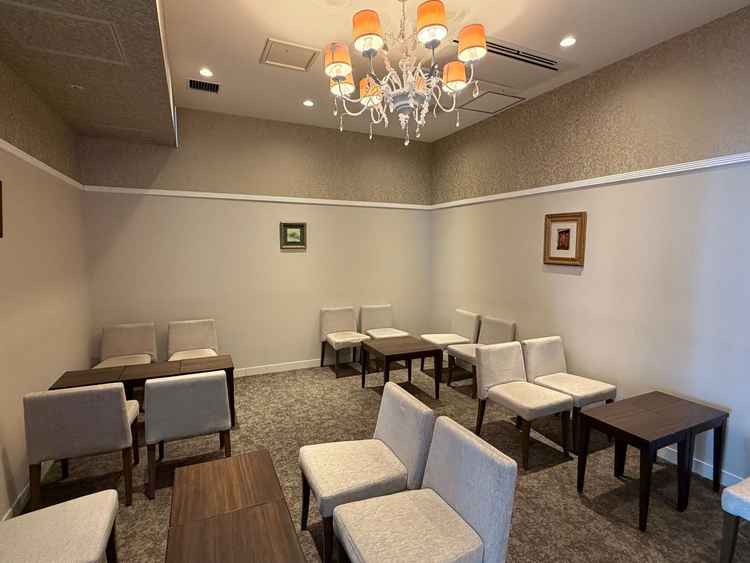 親族用の控え室。上品で落ち着いた雰囲気で、挙式までの時間をリラックスして過ごしてもらえる空間でした。