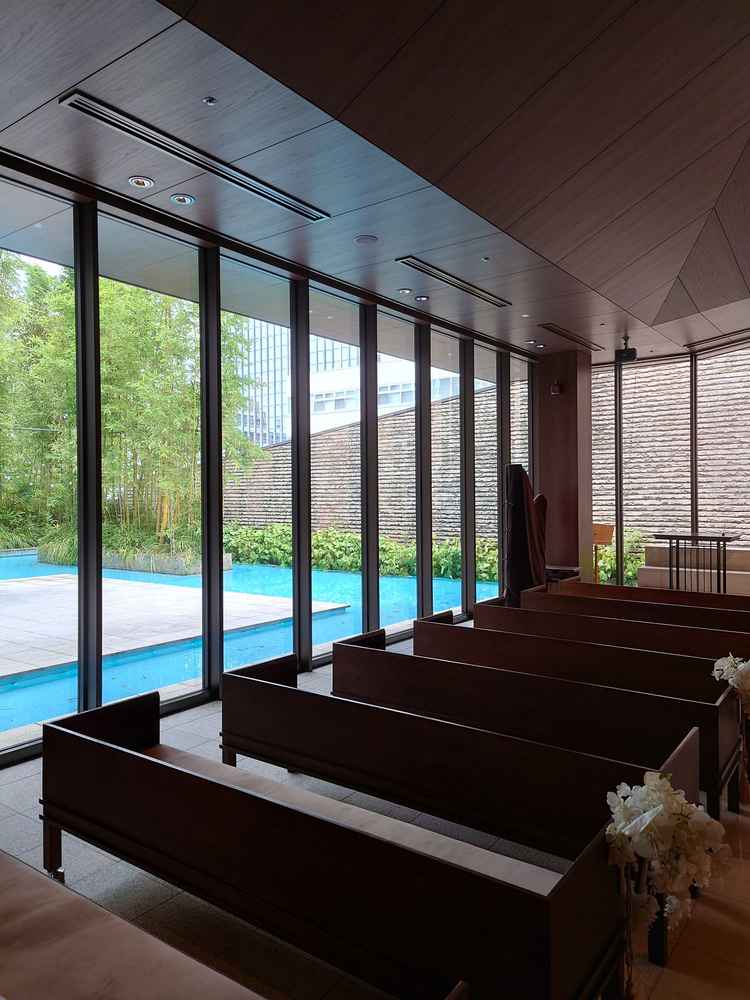 チャペルの中から撮った写真です。ガラス越しに木々や水が見えて開放的でした。