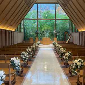 グリーンが素敵なナチュラルチャペル。雨天時だったが暗さは気にならなかった。