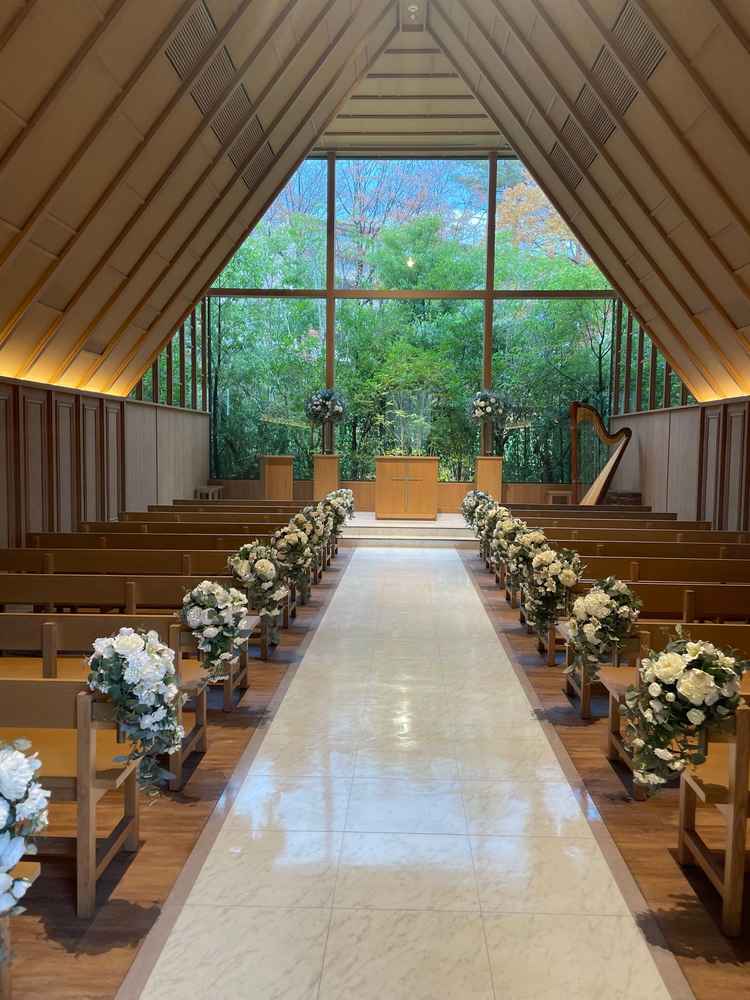 グリーンが素敵なナチュラルチャペル。雨天時だったが暗さは気にならなかった。