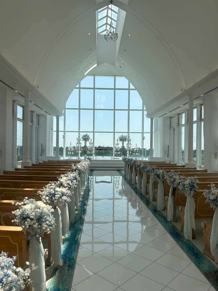 チャペル内の写真です。外の景色も幻想的ですが、床に反射した部分が映える事もあるそうです。